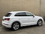 Audi Q5 50 TFSI e 299pk Quattro 2x S-Line | Virtual cockpit | Luchtvering | Wegklapbare trekhaak | Sportstoelen met half leder S-line | Navigatie | Cruise control | Audi smartphone | Elektrische achterklep | Volledig dealeronderhouden!