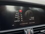 Alfa Romeo Giulia 2.0 T Q4 AWD Veloce / 280 Pk / NL-Auto / 1e-Eigenaar / Vol-Leder / Stuur-/Stoelverwarming / Elektr.-Stoelen met Geheugen / Flippers / Cruise-Control / Climate-Control / DAB Radio-Bluetooth / Navi / PDC V+A / 18'' LMV / Inclusief Winterset! / ENZ.
