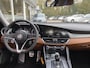 Alfa Romeo Giulia 2.0 T AWD Veloce / Automaat / NL-Auto / 1e-Eigenaar / Vol-Leder / Stuur-/Stoelverwarming / Elektr.-Stoelen met Geheugen / Flippers / Cruise-Control / Climate-Control / DAB Radio-Bluetooth / Navi / PDC V+A / 18'' LMV / ENZ.