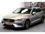 Volvo V60 2.0 T6 AWD 250kW/340pk Aut8 Twin Engine Inscription PANORMADAK + HARMAN/KARDON + NAVI SENSUS + ADAPT.CRUISE + PILOT ASSIST + BLIS + STOEL-&STUURVERWARMING + 360 CAMERA + EL.TREKHAAK + HEAD-UP DISPLAY + PARKSENSOREN V&A + 19" LM-VELGEN!!