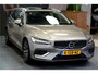 Volvo V60 2.0 T6 AWD 250kW/340pk Aut8 Twin Engine Inscription PANORMADAK + HARMAN/KARDON + NAVI SENSUS + ADAPT.CRUISE + PILOT ASSIST + BLIS + STOEL-&STUURVERWARMING + 360 CAMERA + EL.TREKHAAK + HEAD-UP DISPLAY + PARKSENSOREN V&A + 19" LM-VELGEN!!