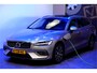 Volvo V60 2.0 T6 AWD 250kW/340pk Aut8 Twin Engine Inscription PANORMADAK + HARMAN/KARDON + NAVI SENSUS + ADAPT.CRUISE + PILOT ASSIST + BLIS + STOEL-&STUURVERWARMING + 360 CAMERA + EL.TREKHAAK + HEAD-UP DISPLAY + PARKSENSOREN V&A + 19" LM-VELGEN!!