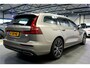 Volvo V60 2.0 T6 AWD 250kW/340pk Aut8 Twin Engine Inscription PANORMADAK + HARMAN/KARDON + NAVI SENSUS + ADAPT.CRUISE + PILOT ASSIST + BLIS + STOEL-&STUURVERWARMING + 360 CAMERA + EL.TREKHAAK + HEAD-UP DISPLAY + PARKSENSOREN V&A + 19" LM-VELGEN!!