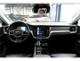Volvo V60 2.0 T6 AWD 250kW/340pk Aut8 Twin Engine Inscription PANORMADAK + HARMAN/KARDON + NAVI SENSUS + ADAPT.CRUISE + PILOT ASSIST + BLIS + STOEL-&STUURVERWARMING + 360 CAMERA + EL.TREKHAAK + HEAD-UP DISPLAY + PARKSENSOREN V&A + 19" LM-VELGEN!!
