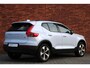 Volvo XC40 B4 Plus Dark | Semi- Elektrische Trekhaak | Verwarmde Stoelen en Stuurwiel | Verwarmbare Voorruit | Premium audio by Harman Kardon | Apple Carplay / Android Auto | Keyless Entry/Start | Park Assist |