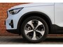 Volvo XC40 B4 Plus Dark | Semi- Elektrische Trekhaak | Verwarmde Stoelen en Stuurwiel | Verwarmbare Voorruit | Premium audio by Harman Kardon | Apple Carplay / Android Auto | Keyless Entry/Start | Park Assist |