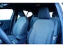 Volvo XC40 B4 Plus Dark | Semi- Elektrische Trekhaak | Verwarmde Stoelen en Stuurwiel | Verwarmbare Voorruit | Premium audio by Harman Kardon | Apple Carplay / Android Auto | Keyless Entry/Start | Park Assist |