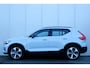 Volvo XC40 B4 Plus Dark | Semi- Elektrische Trekhaak | Verwarmde Stoelen en Stuurwiel | Verwarmbare Voorruit | Premium audio by Harman Kardon | Apple Carplay / Android Auto | Keyless Entry/Start | Park Assist |