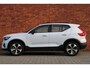 Volvo XC40 B4 Plus Dark | Semi- Elektrische Trekhaak | Verwarmde Stoelen en Stuurwiel | Verwarmbare Voorruit | Premium audio by Harman Kardon | Apple Carplay / Android Auto | Keyless Entry/Start | Park Assist |
