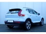 Volvo XC40 B4 Plus Dark | Semi- Elektrische Trekhaak | Verwarmde Stoelen en Stuurwiel | Verwarmbare Voorruit | Premium audio by Harman Kardon | Apple Carplay / Android Auto | Keyless Entry/Start | Park Assist |