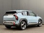 Kia EV3 Plus Advanced 58.3 kWh FROST BLUE | VEGAN LEDEREN STOELBEKLEDING | HARMAN KARDON SOUND SYSTEM | SCHUIF/KANTEL DAK | 19 INCH LICHTMETALEN VELGEN |  € 4.000,- Inruilpremie |