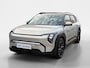 Kia EV3 Plus Advanced 58.3 kWh | Direct leverbaar! | 19 inch LMV | All-season banden | Zwart dak | Glazen schuif-/kanteldak | Harman/Kardon | Elektrisch bedienbare achterklep | Elektrisch verstelbare bestuurdersstoel | Lederen bekleding | Stoel- en stuurverwarming | Parkeersensoren voor- en achter | Draadloos Apple/Android Carplay | Achteruitrijcamera | Adaptive Cruise Control