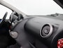 Toyota Aygo 1.0-12V Comfort Navigator Airco, Buetooth, Elektronische remkrachtverdeling, Radio-cd/mp3 speler, Navigatiesysteem uitneembaar De Toyota Aygo 1.0-12V Comfort Navigator uit 2012 is het perfecte voorbeeld van een compacte stadsauto met karakter. Klein van stuk, maar verrassend ruim en wendbaar, voelt hij zich helemaal