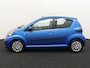 Toyota Aygo 1.0-12V Comfort Navigator Airco, Buetooth, Elektronische remkrachtverdeling, Radio-cd/mp3 speler, Navigatiesysteem uitneembaar De Toyota Aygo 1.0-12V Comfort Navigator uit 2012 is het perfecte voorbeeld van een compacte stadsauto met karakter. Klein van stuk, maar verrassend ruim en wendbaar, voelt hij zich helemaal