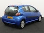 Toyota Aygo 1.0-12V Comfort Navigator Airco, Buetooth, Elektronische remkrachtverdeling, Radio-cd/mp3 speler, Navigatiesysteem uitneembaar De Toyota Aygo 1.0-12V Comfort Navigator uit 2012 is het perfecte voorbeeld van een compacte stadsauto met karakter. Klein van stuk, maar verrassend ruim en wendbaar, voelt hij zich helemaal