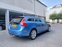 Volvo V60 1.6 T3 Momentum Dealer oh Regensensor Telefoon Navi Clima Cruise Electrisch inklapbare buitenspiegel PDC Trekhaak 17 "