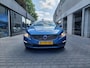 Volvo V60 1.6 T3 Momentum Dealer oh Regensensor Telefoon Navi Clima Cruise Electrisch inklapbare buitenspiegel PDC Trekhaak 17 "