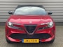 Alfa Romeo Junior 54 kWh 156pk Elettrica Speciale I Sabelt Sportstoelen | CarPlay | Navigatie | Alcantara Stuurwiel | Camera | Sensoren Voor + Achter