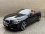 BMW 2-Serie Cabrio 218i High Executive M-pakket | Leder | Camera | Navigatie | Apple CarPlay / Android Auto | 18 inch LMV | Sportstoelen | Sportstuur | LED | DAB | Windscherm | Stoelverwarming | Volledig onderhouden | Origineel NL-auto met NAP!