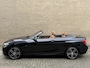 BMW 2-Serie Cabrio 218i High Executive M-pakket | Leder | Camera | Navigatie | Apple CarPlay / Android Auto | 18 inch LMV | Sportstoelen | Sportstuur | LED | DAB | Windscherm | Stoelverwarming | Volledig onderhouden | Origineel NL-auto met NAP!