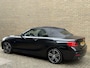 BMW 2-Serie Cabrio 218i High Executive M-pakket | Leder | Camera | Navigatie | Apple CarPlay / Android Auto | 18 inch LMV | Sportstoelen | Sportstuur | LED | DAB | Windscherm | Stoelverwarming | Volledig onderhouden | Origineel NL-auto met NAP!