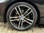 BMW 2-Serie Cabrio 218i High Executive M-pakket | Leder | Camera | Navigatie | Apple CarPlay / Android Auto | 18 inch LMV | Sportstoelen | Sportstuur | LED | DAB | Windscherm | Stoelverwarming | Volledig onderhouden | Origineel NL-auto met NAP!