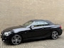 BMW 2-Serie Cabrio 218i High Executive M-pakket | Leder | Camera | Navigatie | Apple CarPlay / Android Auto | 18 inch LMV | Sportstoelen | Sportstuur | LED | DAB | Windscherm | Stoelverwarming | Volledig onderhouden | Origineel NL-auto met NAP!