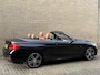 BMW 2-Serie Cabrio 218i High Executive M-pakket | Leder | Camera | Navigatie | Apple CarPlay / Android Auto | 18 inch LMV | Sportstoelen | Sportstuur | LED | DAB | Windscherm | Stoelverwarming | Volledig onderhouden | Origineel NL-auto met NAP!