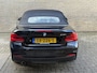 BMW 2-Serie Cabrio 218i High Executive M-pakket | Leder | Camera | Navigatie | Apple CarPlay / Android Auto | 18 inch LMV | Sportstoelen | Sportstuur | LED | DAB | Windscherm | Stoelverwarming | Volledig onderhouden | Origineel NL-auto met NAP!