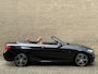 BMW 2-Serie Cabrio 218i High Executive M-pakket | Leder | Camera | Navigatie | Apple CarPlay / Android Auto | 18 inch LMV | Sportstoelen | Sportstuur | LED | DAB | Windscherm | Stoelverwarming | Volledig onderhouden | Origineel NL-auto met NAP!