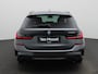 BMW 3-Serie Touring 330e AUTOMAAT | M-PAKKET INTERIEUR & EXTERIEUR | HARMAN KARDON | CAMERA | NAVIGATIE | APPLE CARPLAY | CLIMA | CRUISE | PDC | ALCANTARA/LEDER | VIRTUEEL | 12 MAANDEN BOVAG GARANTIE |