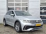 Volkswagen Tiguan 1.5 TSI R-Line | Navigatie/Android/Apple Carplay | LM Velgen 19" | Elektrisch Glazen Panoramadak | Voorstoelen Verwarmd | Cruise Control Adaptief | Achteruitrijcamera | Airco |