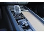 Volvo XC60 T8 Recharge AWD Ultra Dark - Panorama/schuifdak - IntelliSafe Assist & Surround - 360º Camera - Harman/Kardon audio - Adaptieve LED koplampen - Verwarmde voorstoelen, stuur & achterbank - Parkeersensoren voor & achter - Elektr. bedienb. voorstoelen met geheugen - Head up display - Draadloze tel. lader - Extra getint glas - Elektr. inklapbare trekhaak - 20' LMV