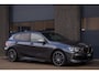 BMW 1-Serie M135i xDrive | Pano | Shadow-Line | LED Projector | Live Cockpit | HUD | Carplay | Sfeer | Active Guard Plus | Camera | Draadloos Laden | 19 Inch M-Sport | Keyless | 1 Eigenaar | Dealer Onderhouden | BTW | Garantie