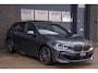 BMW 1-Serie M135i xDrive | Pano | Shadow-Line | LED Projector | Live Cockpit | HUD | Carplay | Sfeer | Active Guard Plus | Camera | Draadloos Laden | 19 Inch M-Sport | Keyless | 1 Eigenaar | Dealer Onderhouden | BTW | Garantie
