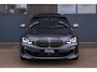 BMW 1-Serie M135i xDrive | Pano | Shadow-Line | LED Projector | Live Cockpit | HUD | Carplay | Sfeer | Active Guard Plus | Camera | Draadloos Laden | 19 Inch M-Sport | Keyless | 1 Eigenaar | Dealer Onderhouden | BTW | Garantie