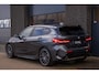 BMW 1-Serie M135i xDrive | Pano | Shadow-Line | LED Projector | Live Cockpit | HUD | Carplay | Sfeer | Active Guard Plus | Camera | Draadloos Laden | 19 Inch M-Sport | Keyless | 1 Eigenaar | Dealer Onderhouden | BTW | Garantie
