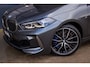 BMW 1-Serie M135i xDrive | Pano | Shadow-Line | LED Projector | Live Cockpit | HUD | Carplay | Sfeer | Active Guard Plus | Camera | Draadloos Laden | 19 Inch M-Sport | Keyless | 1 Eigenaar | Dealer Onderhouden | BTW | Garantie