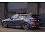 BMW 1-Serie M135i xDrive | Pano | Shadow-Line | LED Projector | Live Cockpit | HUD | Carplay | Sfeer | Active Guard Plus | Camera | Draadloos Laden | 19 Inch M-Sport | Keyless | 1 Eigenaar | Dealer Onderhouden | BTW | Garantie