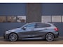 BMW 1-Serie M135i xDrive | Pano | Shadow-Line | LED Projector | Live Cockpit | HUD | Carplay | Sfeer | Active Guard Plus | Camera | Draadloos Laden | 19 Inch M-Sport | Keyless | 1 Eigenaar | Dealer Onderhouden | BTW | Garantie
