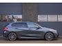 BMW 1-Serie M135i xDrive | Pano | Shadow-Line | LED Projector | Live Cockpit | HUD | Carplay | Sfeer | Active Guard Plus | Camera | Draadloos Laden | 19 Inch M-Sport | Keyless | 1 Eigenaar | Dealer Onderhouden | BTW | Garantie