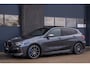 BMW 1-Serie M135i xDrive | Pano | Shadow-Line | LED Projector | Live Cockpit | HUD | Carplay | Sfeer | Active Guard Plus | Camera | Draadloos Laden | 19 Inch M-Sport | Keyless | 1 Eigenaar | Dealer Onderhouden | BTW | Garantie