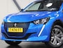 Peugeot e-208 Allure Pack 50kWh 136PK | 1ste eigenaar | LEER/Stof | AppleCarPlay/AndroidAuto | AUTOMAAT | 3 FASE | LED lampen | LMV | Navigatie | Camera | Climate Control | Cruise Control | Isofix | Privacy Glass |
