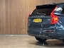Volvo XC90 T8 AWD Recharge Ultra Dark | Vol! | Bowers & Wilkins | Luchtvering | Stoelventilatie | Trekhaak | 360 Camera | Head-Up Display | Stoelmassage | 455pk | Adaptieve Cruise Control | Stoelverwarming voor+achter | Stuurwielverwarming | Schuifdak | 20 Inch | Full LED  Meesturende koplampen | Pilot Assist | BLIS Dode Hoek Detectie | Alcantara hemelbekleding | Lederen handgrepen en zonnekleppen | Elektrische voorstoelen geheugen | Nappa Lederen bekleding | Zitting verlenging voorstoelen | Lederen Dashboard | Google Infotainment | Keyless Drive | Parkeersensoren voor+achter | Privacy Glass | Elektrisch bedienbare achterklep | Geïntegreerde zongordijnen achterportieren | Geïntegreerd kinderzitje achterin | Verlichte instaplijsten | 7-Persoons | 4-Zone Climate Control | DAB Radio | Apple Carplay/Android Auto | Alarm Klasse III | Draadloos telefoon opladen | Volvo On Call met mobiele App functie | Denim Blue Metallic |