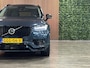 Volvo XC90 T8 AWD Recharge Ultra Dark | Vol! | Bowers & Wilkins | Luchtvering | Stoelventilatie | Trekhaak | 360 Camera | Head-Up Display | Stoelmassage | 455pk | Adaptieve Cruise Control | Stoelverwarming voor+achter | Stuurwielverwarming | Schuifdak | 20 Inch | Full LED  Meesturende koplampen | Pilot Assist | BLIS Dode Hoek Detectie | Alcantara hemelbekleding | Lederen handgrepen en zonnekleppen | Elektrische voorstoelen geheugen | Nappa Lederen bekleding | Zitting verlenging voorstoelen | Lederen Dashboard | Google Infotainment | Keyless Drive | Parkeersensoren voor+achter | Privacy Glass | Elektrisch bedienbare achterklep | Geïntegreerde zongordijnen achterportieren | Geïntegreerd kinderzitje achterin | Verlichte instaplijsten | 7-Persoons | 4-Zone Climate Control | DAB Radio | Apple Carplay/Android Auto | Alarm Klasse III | Draadloos telefoon opladen | Volvo On Call met mobiele App functie | Denim Blue Metallic |