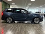 Volvo XC90 T8 AWD Recharge Ultra Dark | Vol! | Bowers & Wilkins | Luchtvering | Stoelventilatie | Trekhaak | 360 Camera | Head-Up Display | Stoelmassage | 455pk | Adaptieve Cruise Control | Stoelverwarming voor+achter | Stuurwielverwarming | Schuifdak | 20 Inch | Full LED  Meesturende koplampen | Pilot Assist | BLIS Dode Hoek Detectie | Alcantara hemelbekleding | Lederen handgrepen en zonnekleppen | Elektrische voorstoelen geheugen | Nappa Lederen bekleding | Zitting verlenging voorstoelen | Lederen Dashboard | Google Infotainment | Keyless Drive | Parkeersensoren voor+achter | Privacy Glass | Elektrisch bedienbare achterklep | Geïntegreerde zongordijnen achterportieren | Geïntegreerd kinderzitje achterin | Verlichte instaplijsten | 7-Persoons | 4-Zone Climate Control | DAB Radio | Apple Carplay/Android Auto | Alarm Klasse III | Draadloos telefoon opladen | Volvo On Call met mobiele App functie | Denim Blue Metallic |