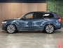 Volvo XC90 T8 AWD Recharge Ultra Dark | Vol! | Bowers & Wilkins | Luchtvering | Stoelventilatie | Trekhaak | 360 Camera | Head-Up Display | Stoelmassage | 455pk | Adaptieve Cruise Control | Stoelverwarming voor+achter | Stuurwielverwarming | Schuifdak | 20 Inch | Full LED  Meesturende koplampen | Pilot Assist | BLIS Dode Hoek Detectie | Alcantara hemelbekleding | Lederen handgrepen en zonnekleppen | Elektrische voorstoelen geheugen | Nappa Lederen bekleding | Zitting verlenging voorstoelen | Lederen Dashboard | Google Infotainment | Keyless Drive | Parkeersensoren voor+achter | Privacy Glass | Elektrisch bedienbare achterklep | Geïntegreerde zongordijnen achterportieren | Geïntegreerd kinderzitje achterin | Verlichte instaplijsten | 7-Persoons | 4-Zone Climate Control | DAB Radio | Apple Carplay/Android Auto | Alarm Klasse III | Draadloos telefoon opladen | Volvo On Call met mobiele App functie | Denim Blue Metallic |