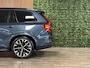 Volvo XC90 T8 AWD Recharge Ultra Dark | Luchtvering | Trekhaak | 360 Camera | Head-Up Display | Harman Kardon | 455pk | Adaptieve Cruise Control | Stoelverwarming voor+achter | Stuurwielverwarming | Schuifdak | Full LED Matrix Meesturende koplampen | Pilot Assist | BLIS Dode Hoek Detectie | Alcantara hemelbekleding | Lederen zonnekleppen en handgrepen | Elektrische voorstoelen geheugen | Nordico Quilted bekleding | Zitting verlenging voorstoelen | Lederen dashboard | 21 Inch | Google Infotainment | Keyless Drive | Privacy Glass | Elektrisch bedienbare achterklep | Geïntegreerd kinderzitje achterin | Geïntegreerde zongordijnen achterportieren | Verlichte instaplijsten | 7-Persoons | 4-Zone Climate Control | DAB Radio | Apple Carplay/Android Auto | Alarm Klasse III | Draadloos telefoon opladen | Volvo On Call met mobiele App functie | Denim Blue Metallic |