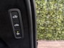 Volvo XC90 T8 AWD Recharge Ultra Dark | Luchtvering | Trekhaak | 360 Camera | Head-Up Display | Harman Kardon | 455pk | Adaptieve Cruise Control | Stoelverwarming voor+achter | Stuurwielverwarming | Schuifdak | Full LED Matrix Meesturende koplampen | Pilot Assist | BLIS Dode Hoek Detectie | Alcantara hemelbekleding | Lederen zonnekleppen en handgrepen | Elektrische voorstoelen geheugen | Nordico Quilted bekleding | Zitting verlenging voorstoelen | Lederen dashboard | 21 Inch | Google Infotainment | Keyless Drive | Privacy Glass | Elektrisch bedienbare achterklep | Geïntegreerd kinderzitje achterin | Geïntegreerde zongordijnen achterportieren | Verlichte instaplijsten | 7-Persoons | 4-Zone Climate Control | DAB Radio | Apple Carplay/Android Auto | Alarm Klasse III | Draadloos telefoon opladen | Volvo On Call met mobiele App functie | Denim Blue Metallic |