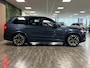 Volvo XC90 T8 AWD Recharge Ultra Dark | Luchtvering | Trekhaak | 360 Camera | Head-Up Display | Harman Kardon | 455pk | Adaptieve Cruise Control | Stoelverwarming voor+achter | Stuurwielverwarming | Schuifdak | Full LED Matrix Meesturende koplampen | Pilot Assist | BLIS Dode Hoek Detectie | Alcantara hemelbekleding | Lederen zonnekleppen en handgrepen | Elektrische voorstoelen geheugen | Nordico Quilted bekleding | Zitting verlenging voorstoelen | Lederen dashboard | 21 Inch | Google Infotainment | Keyless Drive | Privacy Glass | Elektrisch bedienbare achterklep | Geïntegreerd kinderzitje achterin | Geïntegreerde zongordijnen achterportieren | Verlichte instaplijsten | 7-Persoons | 4-Zone Climate Control | DAB Radio | Apple Carplay/Android Auto | Alarm Klasse III | Draadloos telefoon opladen | Volvo On Call met mobiele App functie | Denim Blue Metallic |